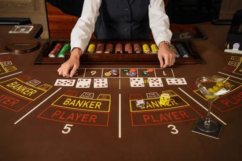 Khi tham gia vào một bàn cược Baccarat, bạn sẽ có nhiệm vụ đặt cược vào một trong ba cửa là player, tie hoặc banker.